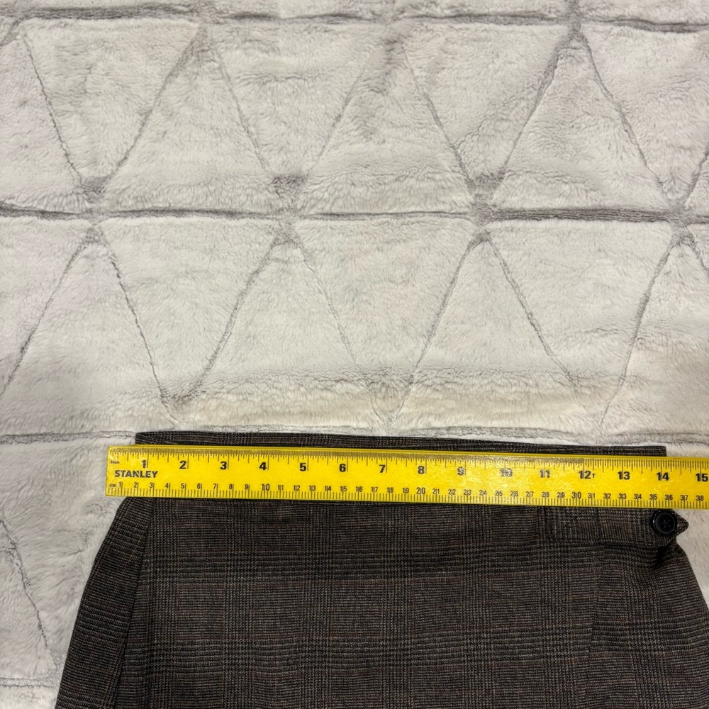 Banana Republic Brown plaid wrap skirt with asymmetric front Slit button detail - Picture 5 of 7